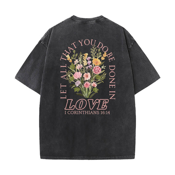 Christianartworkshop Doppelseitiges, gewaschenes T-Shirt mit floralem Kreuz-Buchstabenprint und dem Aufdruck „Alles, was du tust, soll in Liebe geschehen“. - image 4