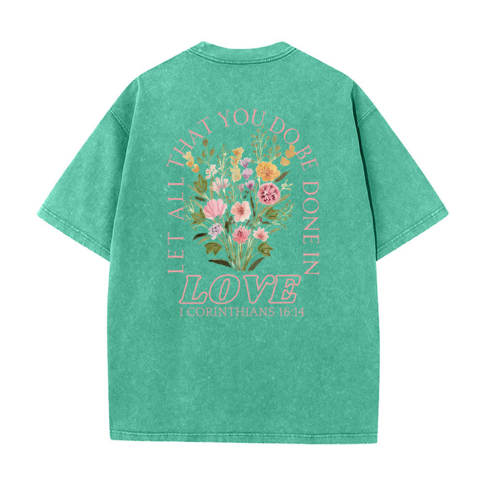 Christianartworkshop Doppelseitiges, gewaschenes T-Shirt mit floralem Kreuz-Buchstabenprint und dem Aufdruck „Alles, was du tust, soll in Liebe geschehen“. - image 1