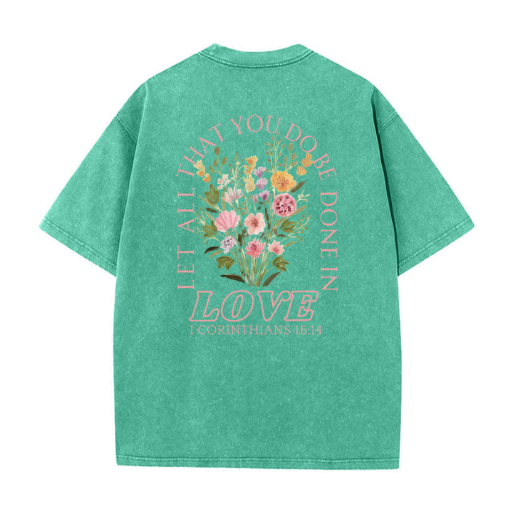 Christianartworkshop Doppelseitiges, gewaschenes T-Shirt mit floralem Kreuz-Buchstabenprint und dem Aufdruck „Alles, was du tust, soll in Liebe geschehen“. - image 1