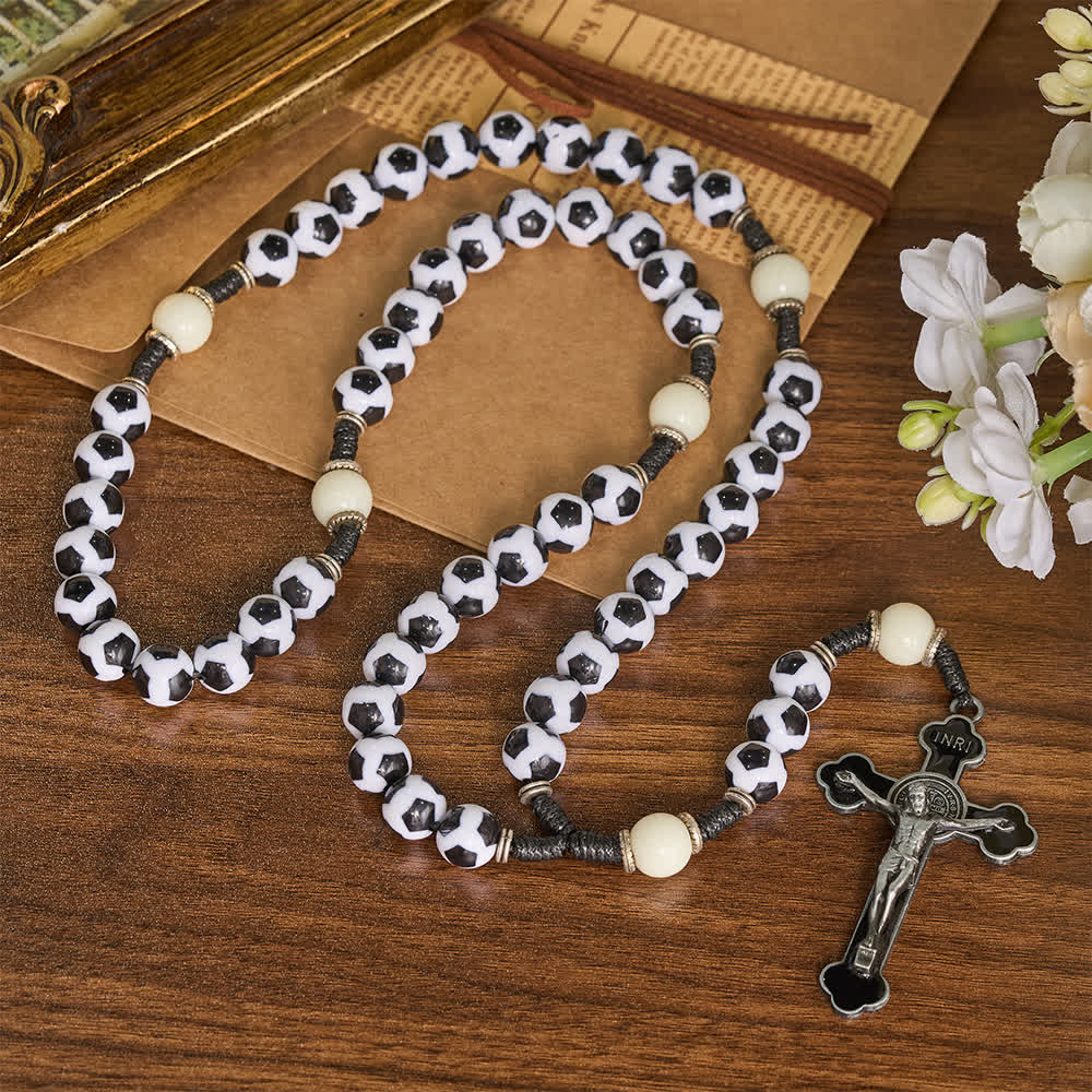 Christianartworkshop Klassischer Rosenkranz mit Fußballmuster, geknoteter Perlenschnur und Vintage-Metallkreuz - Rosenkranz mit Fußballmotiven - image 0