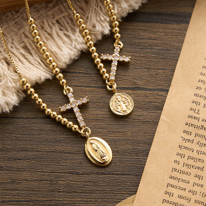 Christianartworkshop Verstellbares Mini-Armband mit goldenen Perlen, Zirkonia-Kreuz und Medaillon mit der Muttergottes und dem Heiligen Benedikt - image 0