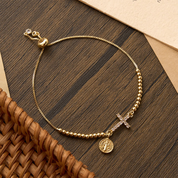 Christianartworkshop Verstellbares Mini-Armband mit goldenen Perlen, Zirkonia-Kreuz und Medaillon mit der Muttergottes und dem Heiligen Benedikt - Der heilige Benedikt - image 3