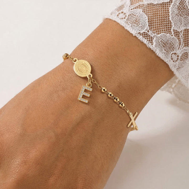 Christianartworkshop Personalisierbares Rosenkranzarmband mit 26 Buchstaben, besetzt mit Zirkonia-Initialen und Mariä-Wundermedaille - E - image 9