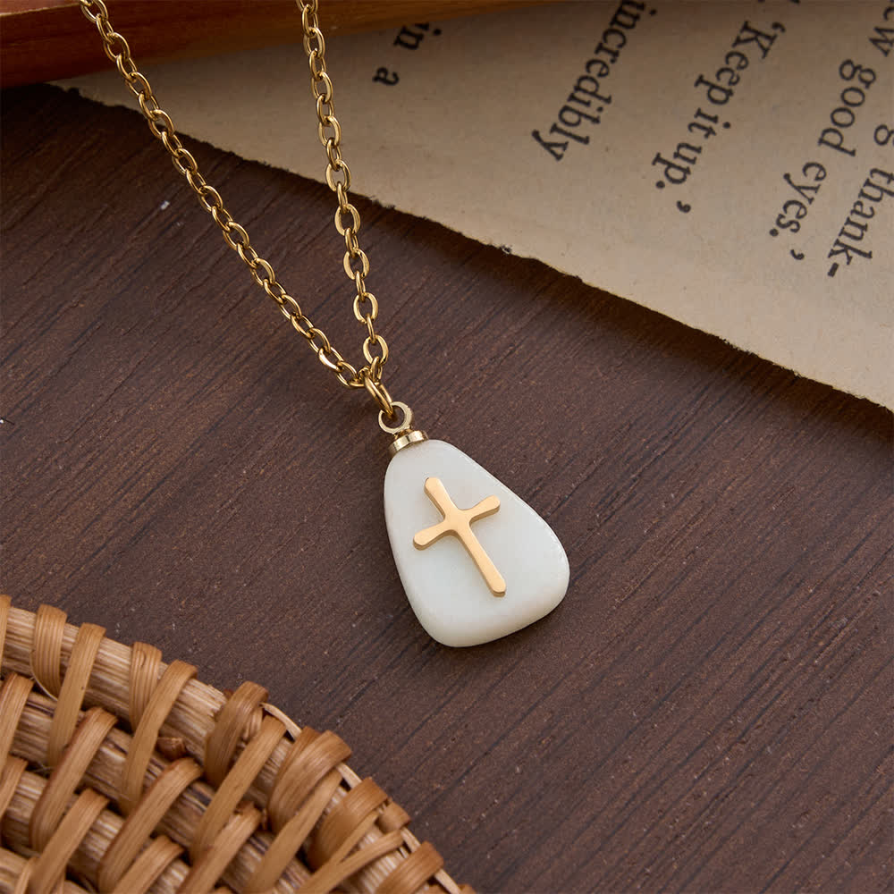 Christianartworkshop Organische, unregelmäßige Kreuzkette aus Naturstein mit Metallauflage: Symbol unerschütterlichen himmlischen Glaubens - Weißer Chalcedon - image 1
