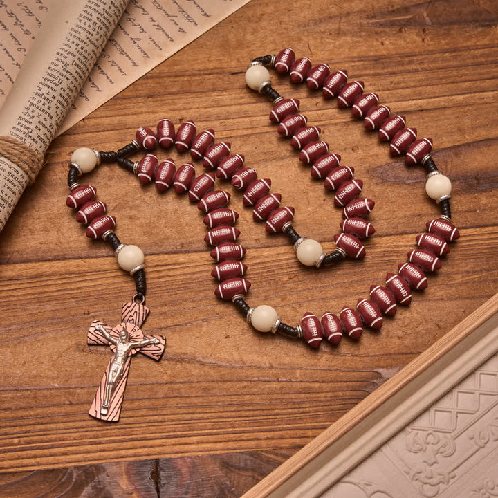 Christianartworkshop Rosenkranz aus geformten Perlen mit geknoteter Kordel und Kruzifix in Holzoptik: Symbol für mutige himmlische Beharrlichkeit - Rosenkranz mit Rugby-Motiven - image 0