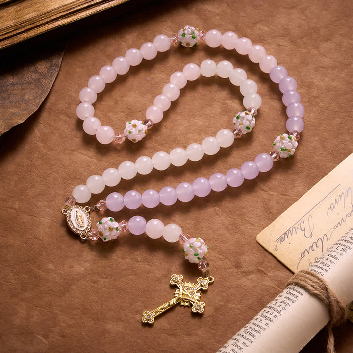 Christianartworkshop Rosenkranz aus Glasperlen mit Farbverlauf in Rosa, Lavendel und Milchweiß, verziert mit Strasskreuz und Marienmedaille - image 5
