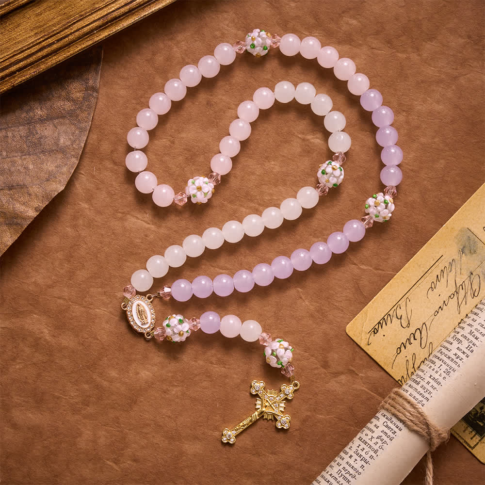 Christianartworkshop Rosenkranz aus Glasperlen mit Farbverlauf in Rosa, Lavendel und Milchweiß, verziert mit Strasskreuz und Marienmedaille - image 3