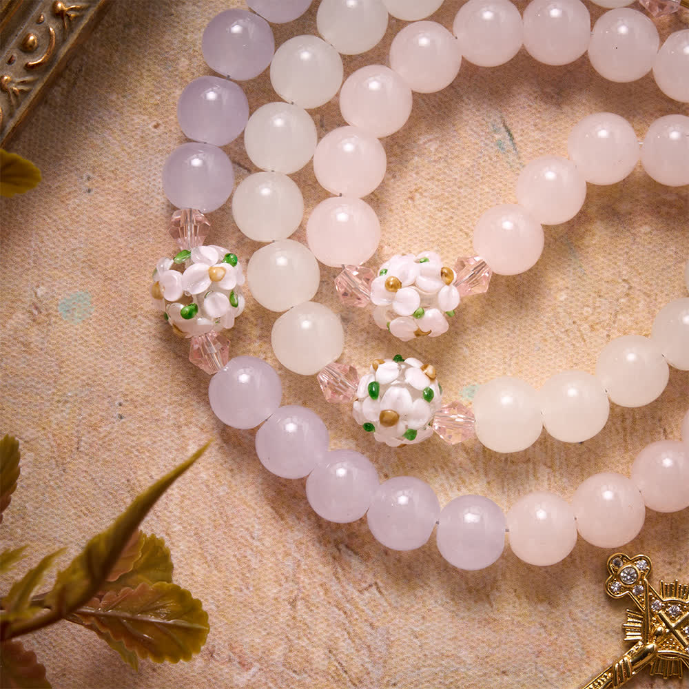 Christianartworkshop Rosenkranz aus Glasperlen mit Farbverlauf in Rosa, Lavendel und Milchweiß, verziert mit Strasskreuz und Marienmedaille - image 6