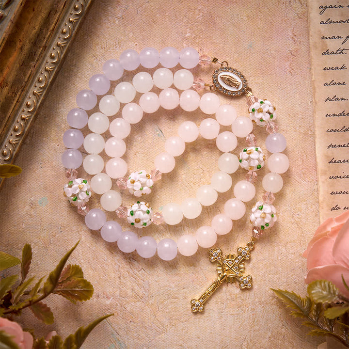 Christianartworkshop Rosenkranz aus Glasperlen mit Farbverlauf in Rosa, Lavendel und Milchweiß, verziert mit Strasskreuz und Marienmedaille - Rosenkranz mit rosafarbenen Blumen - image 0