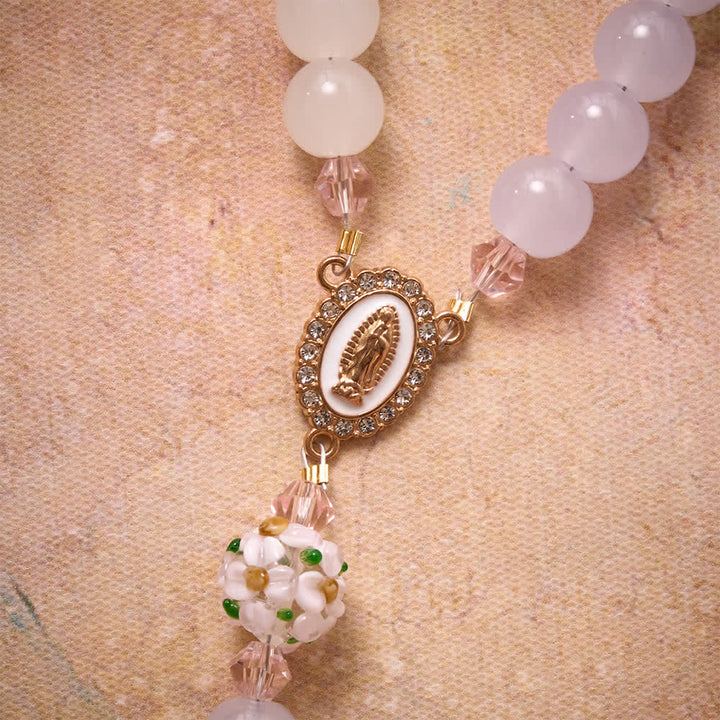 Christianartworkshop Rosenkranz aus Glasperlen mit Farbverlauf in Rosa, Lavendel und Milchweiß, verziert mit Strasskreuz und Marienmedaille - image 7