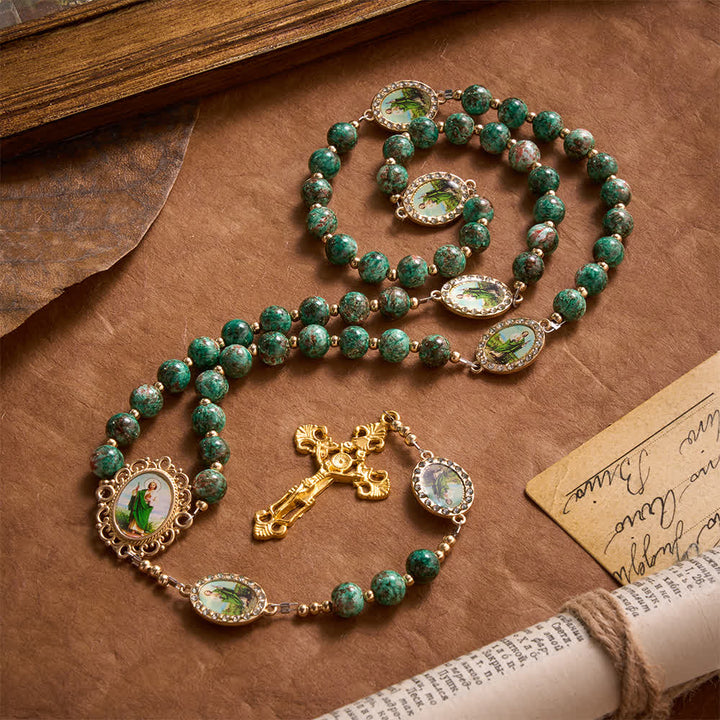 Christianartworkshop Rosenkranz aus naturfarbenem, gesprenkeltem grünem Glas, verziert mit aufgedruckten ovalen Medaillons des Heiligen Judas - Rosenkranz mit Bezug zum heiligen Judas - image 0