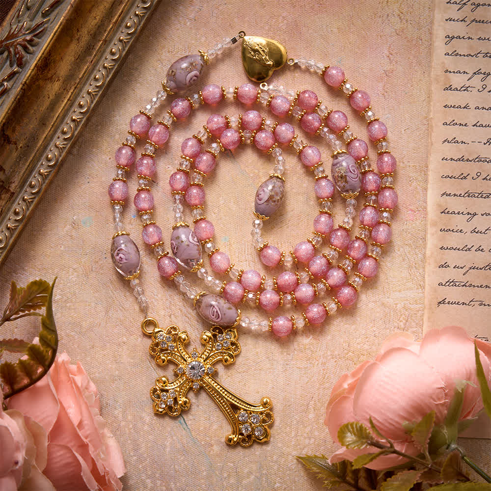Christianartworkshop Luxuriöser rosa Glitzer-Rosenkranz aus Glasperlen mit floralem Muster, Herzmedaillon mit Mariä-Herzanhänger und goldenem Kreuz: Symbol sanfter himmlischer Reinheit - Rosa Rosenkranz mit Blumen - image 0