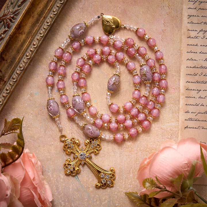 Christianartworkshop Luxuriöser rosa Glitzer-Rosenkranz aus Glasperlen mit floralem Muster, Herzmedaillon mit Mariä-Herzanhänger und goldenem Kreuz: Symbol sanfter himmlischer Reinheit - Rosa Rosenkranz mit Blumen - image 0