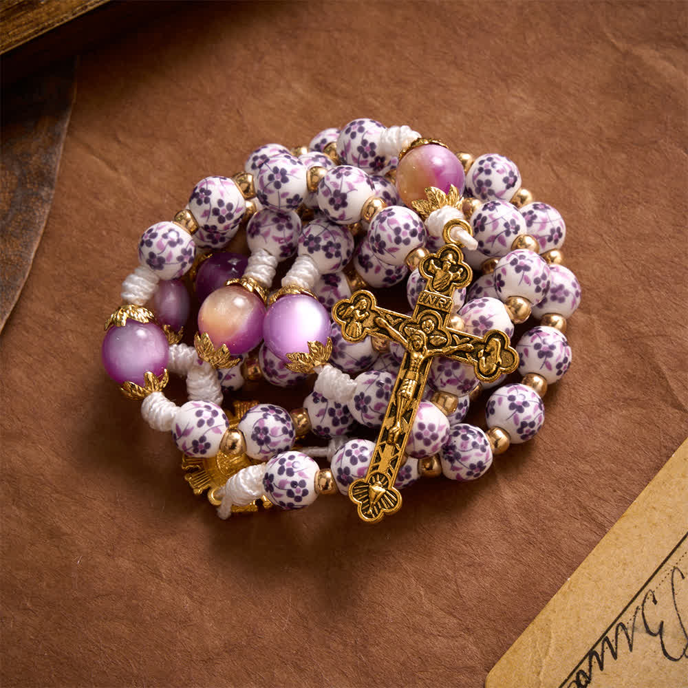 Christianartworkshop Rosenkranz im lila-floralen Porzellanstil mit geknoteter Kordel, verziert mit lilafarbenen Glasperlen in Farbverlauf und goldenem Kruzifix - image 3