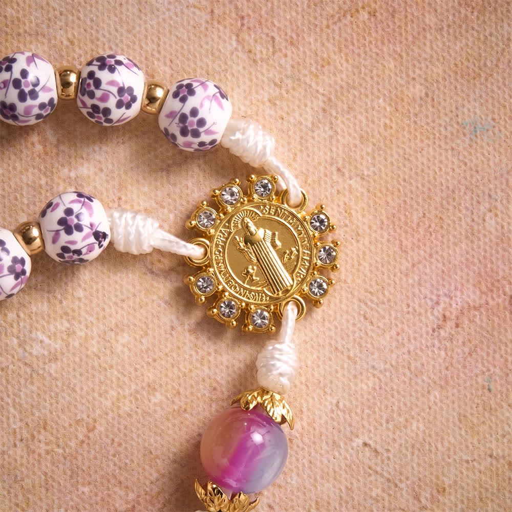 Christianartworkshop Rosenkranz im lila-floralen Porzellanstil mit geknoteter Kordel, verziert mit lilafarbenen Glasperlen in Farbverlauf und goldenem Kruzifix - image 6