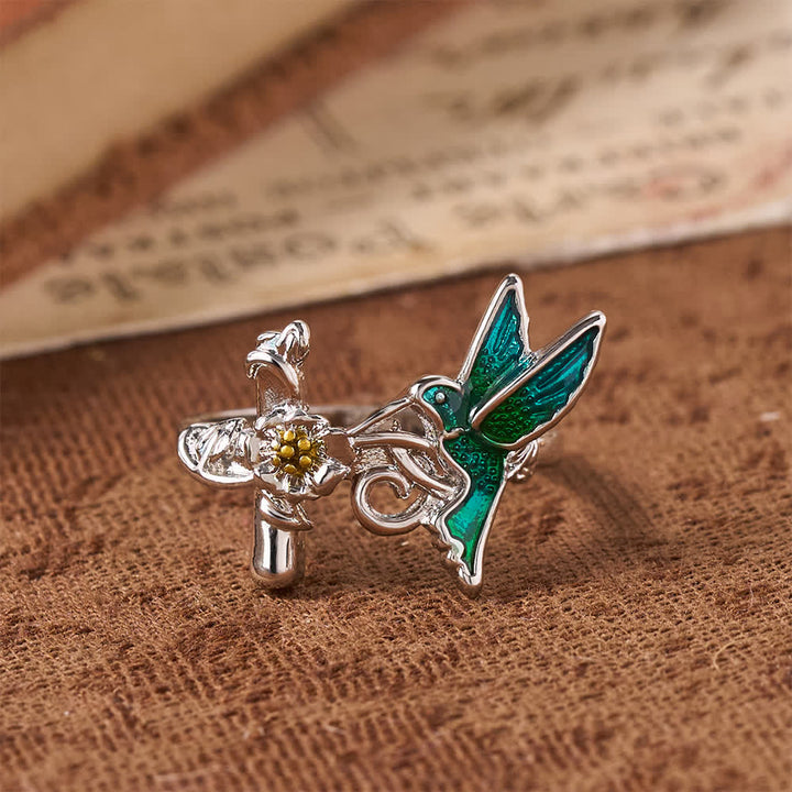 Christianartworkshop Grüner Emaille-Ring mit Kolibri und floralem Kreuz: Symbol der wachsamen himmlischen Hoffnung - US 10 - image 0