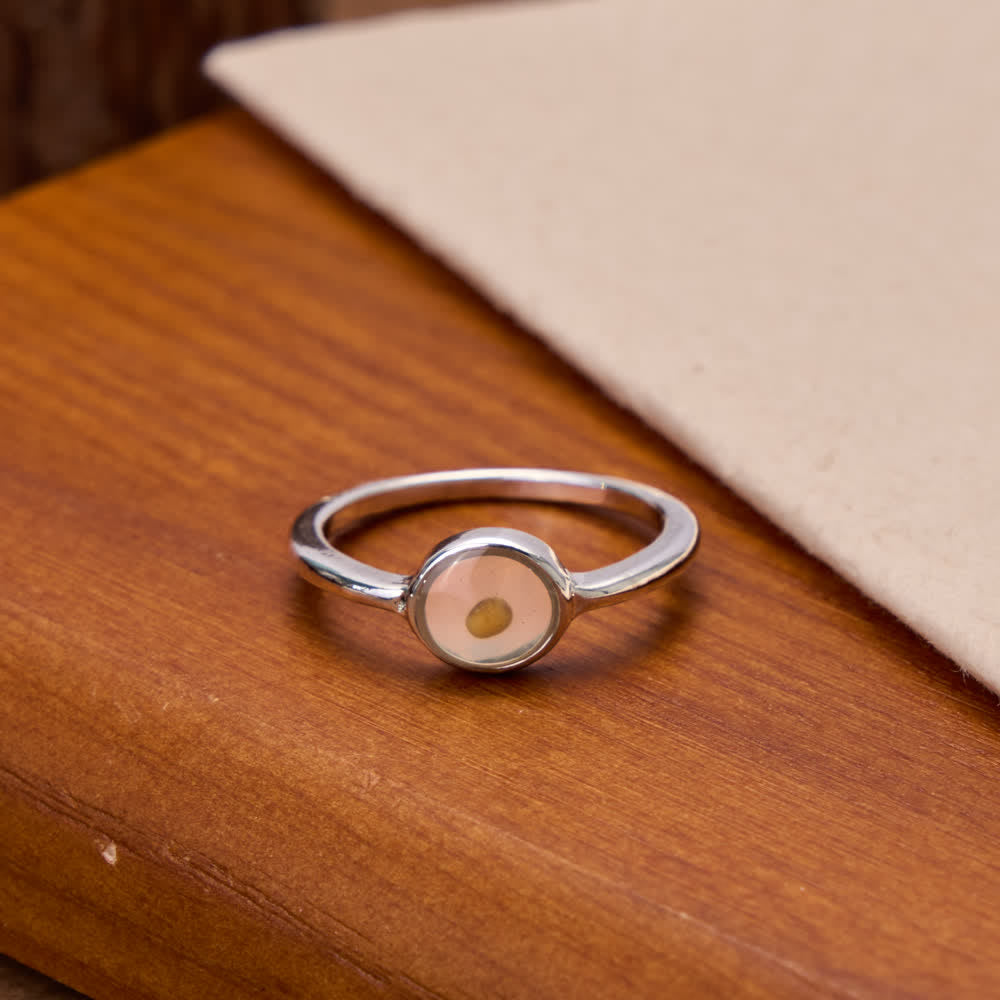 Christianartworkshop Minimalistischer, polierter Ring mit Senfkorn-Fassung: Symbol unerschütterlichen himmlischen Glaubens - US 10 - image 0