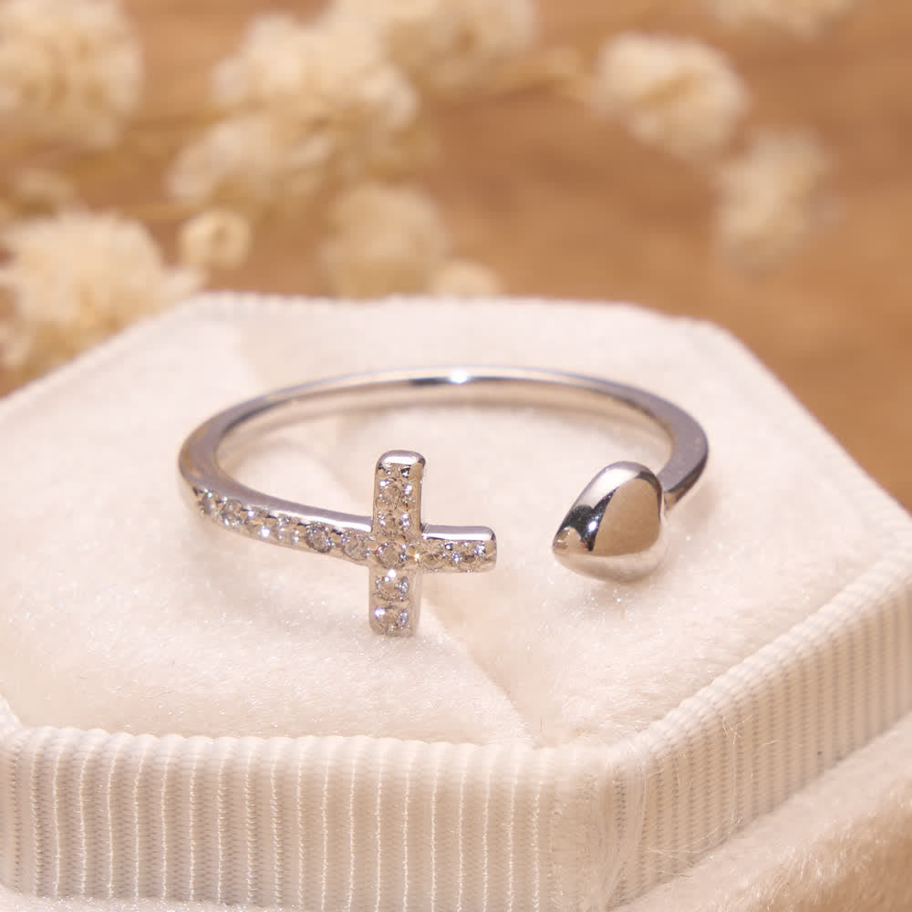 Christianartworkshop Minimalistischer offener Kreuzring mit Zirkonia-Pavé und massiver Herzspitze: Symbol aufrichtiger himmlischer Hingabe - image 1