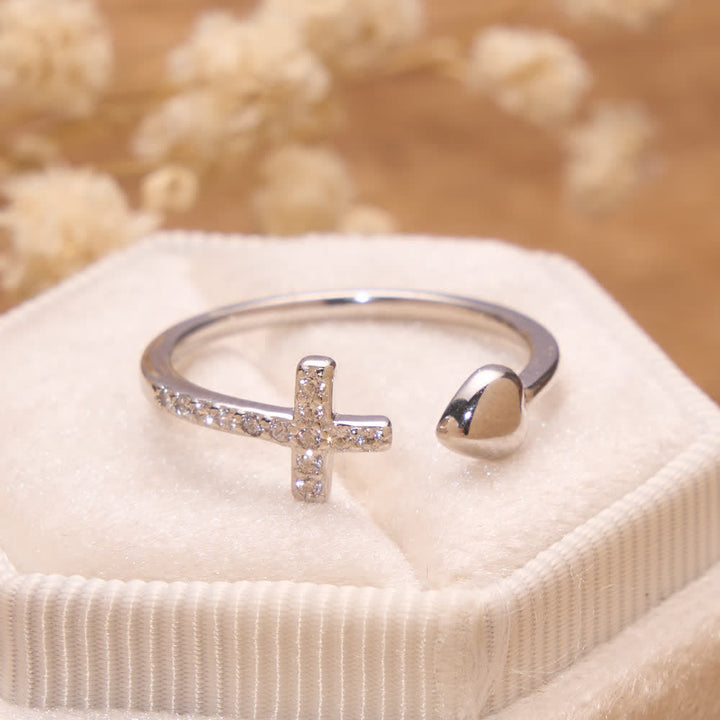Christianartworkshop Minimalistischer offener Kreuzring mit Zirkonia-Pavé und massiver Herzspitze: Symbol aufrichtiger himmlischer Hingabe - image 1
