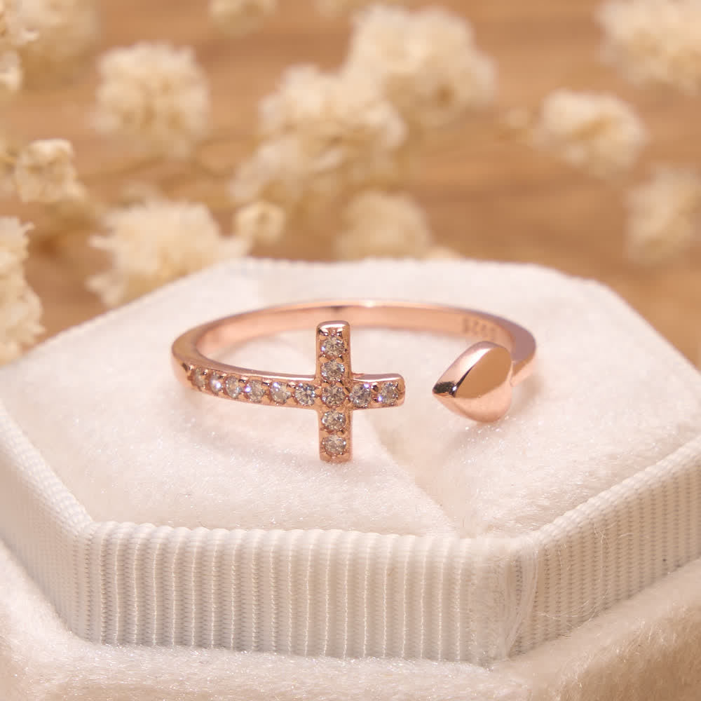Christianartworkshop Minimalistischer offener Kreuzring mit Zirkonia-Pavé und massiver Herzspitze: Symbol aufrichtiger himmlischer Hingabe - image 5