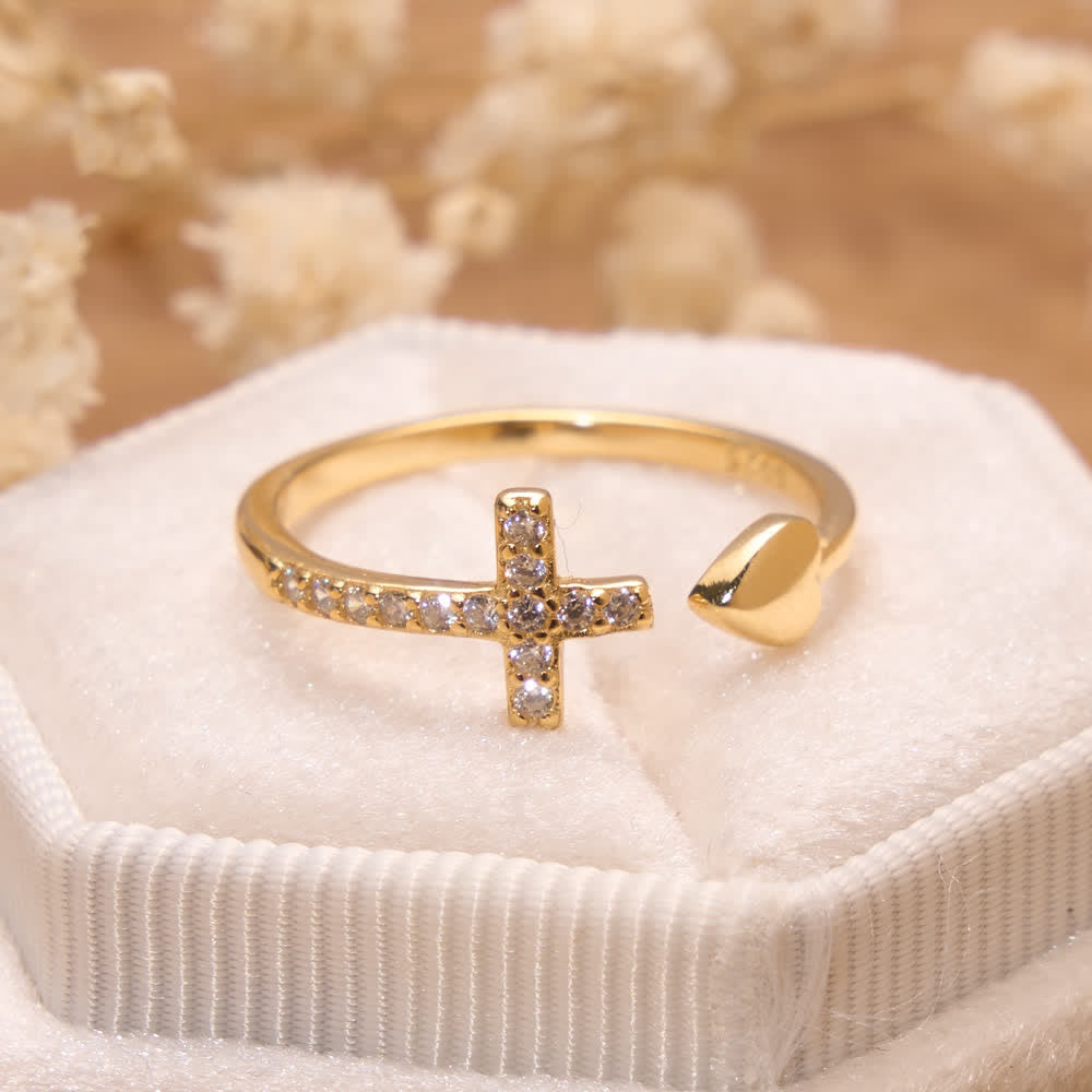 Christianartworkshop Minimalistischer offener Kreuzring mit Zirkonia-Pavé und massiver Herzspitze: Symbol aufrichtiger himmlischer Hingabe - image 3