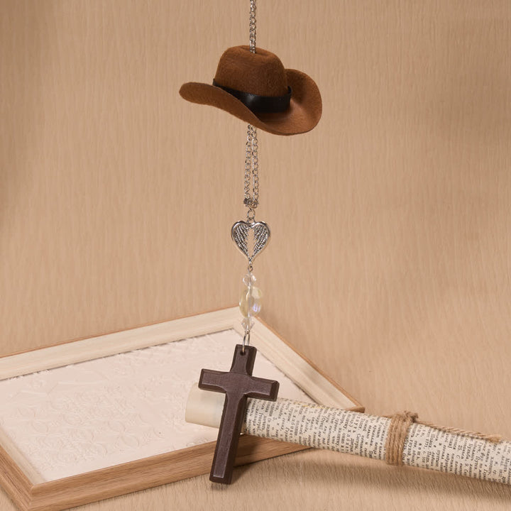 Christianartworkshop Cowboyhut-Anhänger mit Engelsflügeln und Holzkreuz: Zeitloses Zeichen des treuen himmlischen Schutzes - image 1