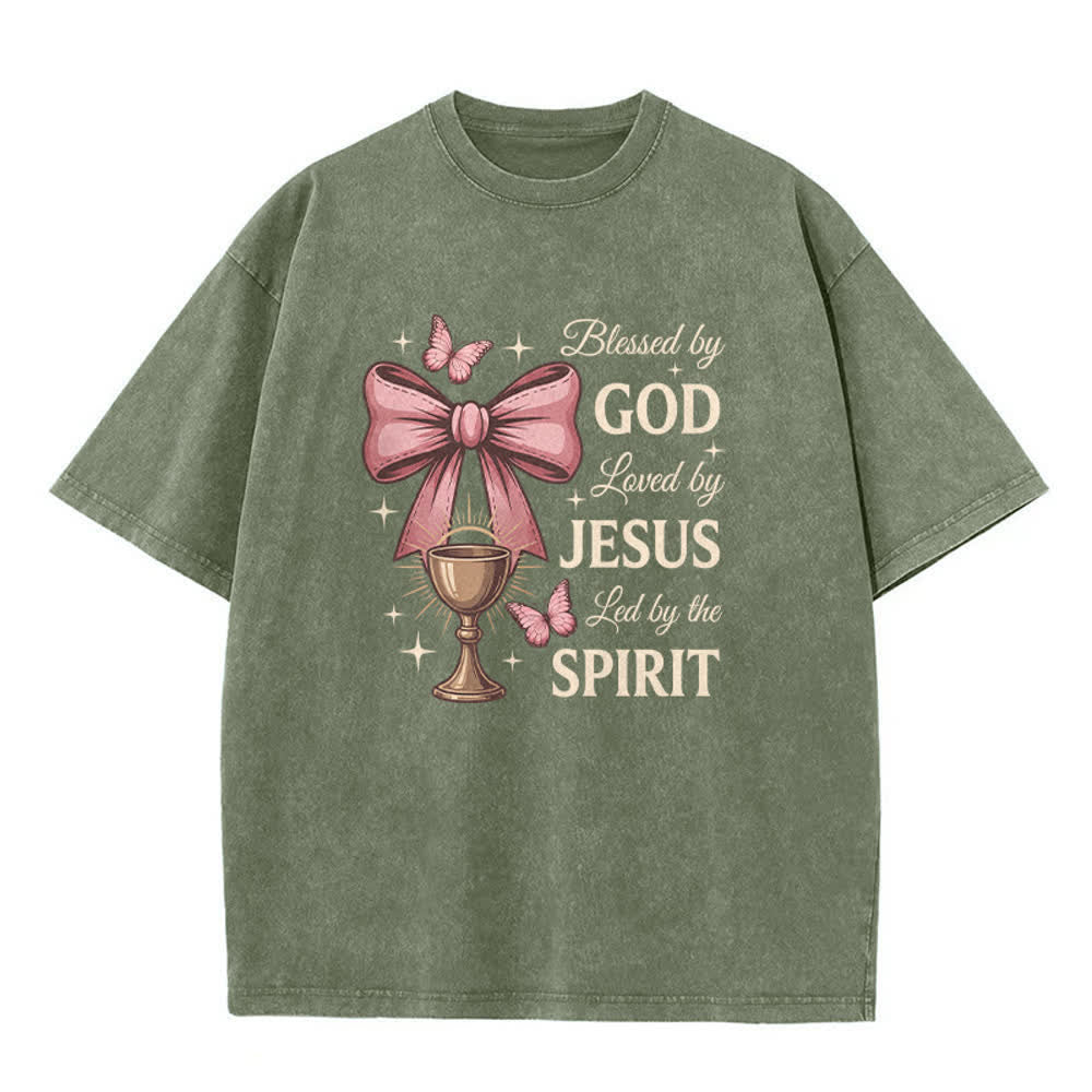 Christianartworkshop Gesegnet von Gott, Schleife, Kelch, Schmetterling, Schriftzug, Vintage-Grafik, gewaschenes T-Shirt - Armeegrün - 5XL - image 1