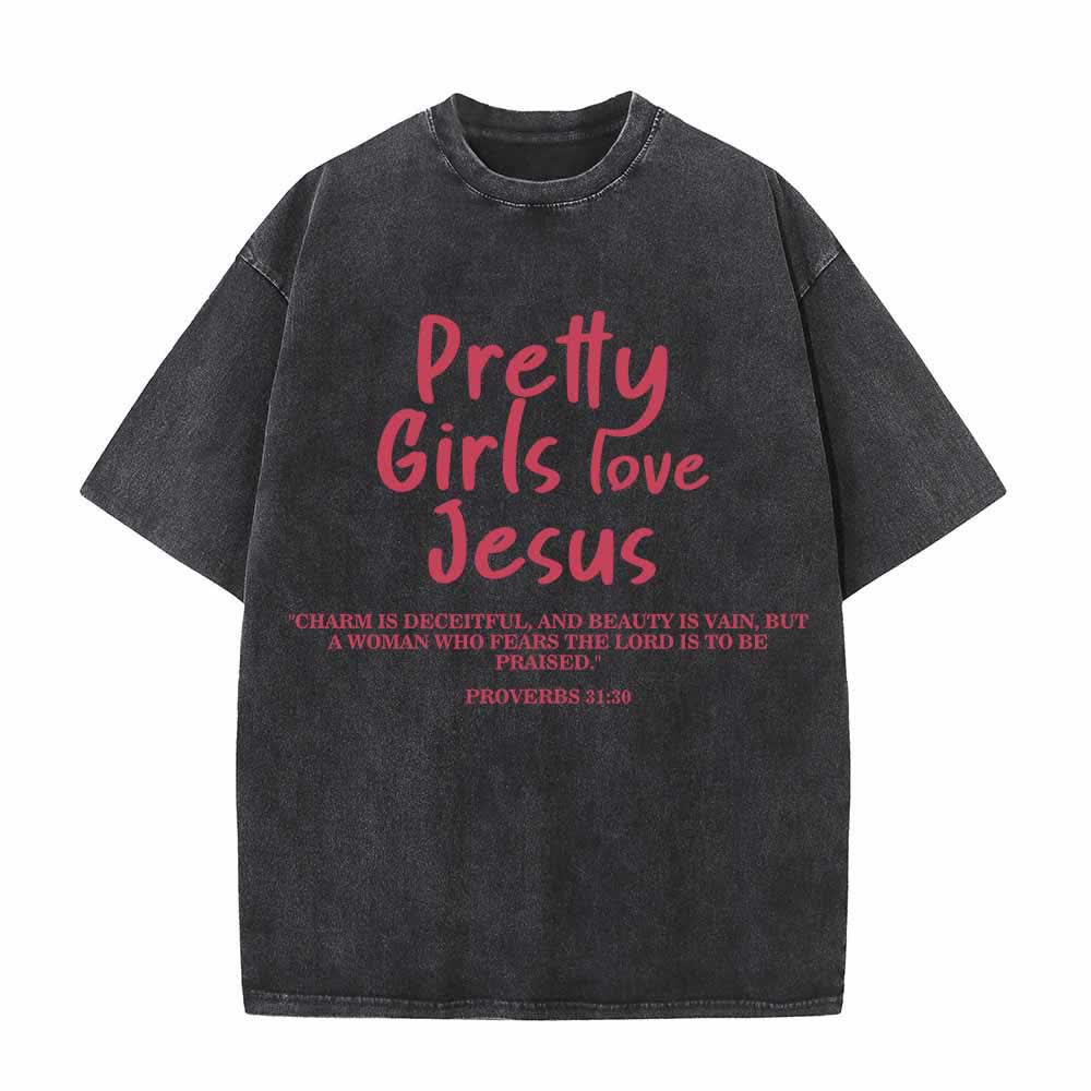 Christianartworkshop Hübsche Mädchen lieben Jesus – Sprüche 31,30 – Zweifarbiger Schriftzug auf der Vorderseite – Gewaschenes T-Shirt - Schwarz - 5XL - image 5