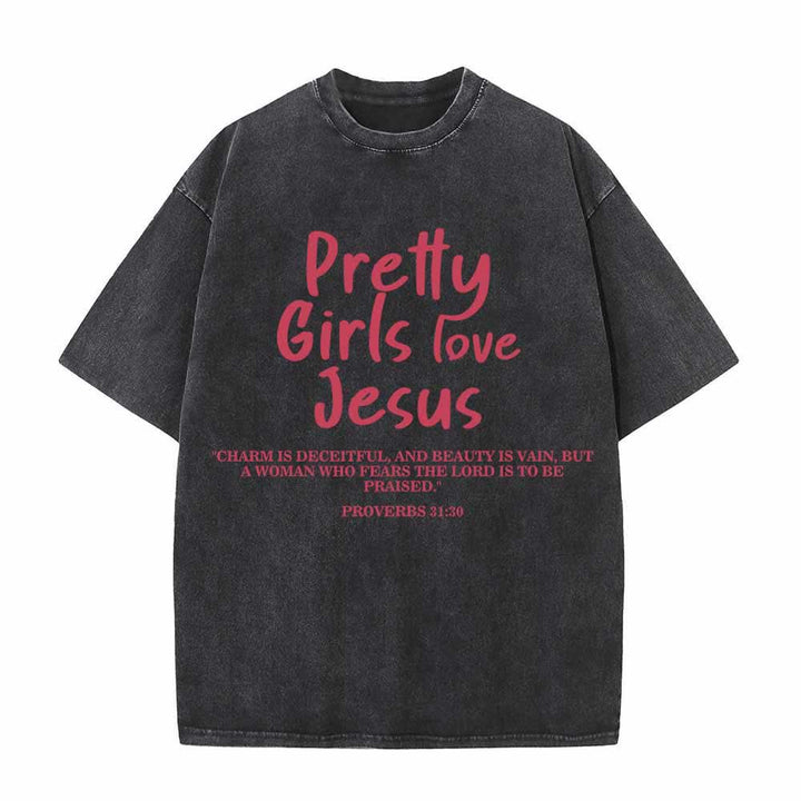Christianartworkshop Hübsche Mädchen lieben Jesus – Sprüche 31,30 – Zweifarbiger Schriftzug auf der Vorderseite – Gewaschenes T-Shirt - Schwarz - 5XL - image 5