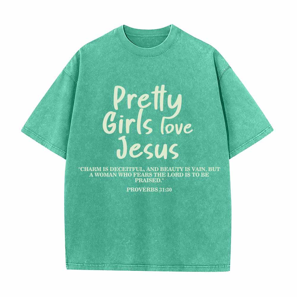 Christianartworkshop Hübsche Mädchen lieben Jesus – Sprüche 31,30 – Zweifarbiger Schriftzug auf der Vorderseite – Gewaschenes T-Shirt - Grün - 5XL - image 4
