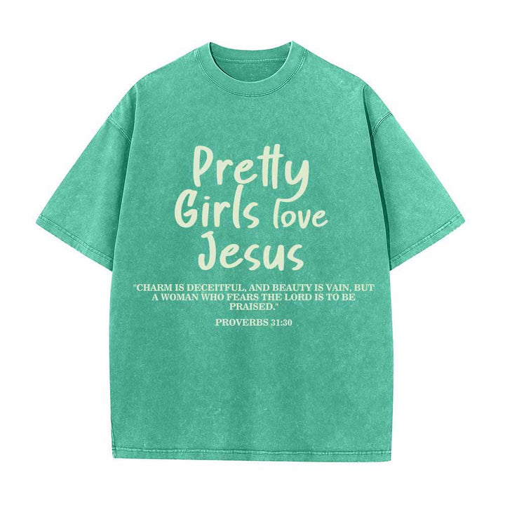 Christianartworkshop Hübsche Mädchen lieben Jesus – Sprüche 31,30 – Zweifarbiger Schriftzug auf der Vorderseite – Gewaschenes T-Shirt - Grün - 5XL - image 4