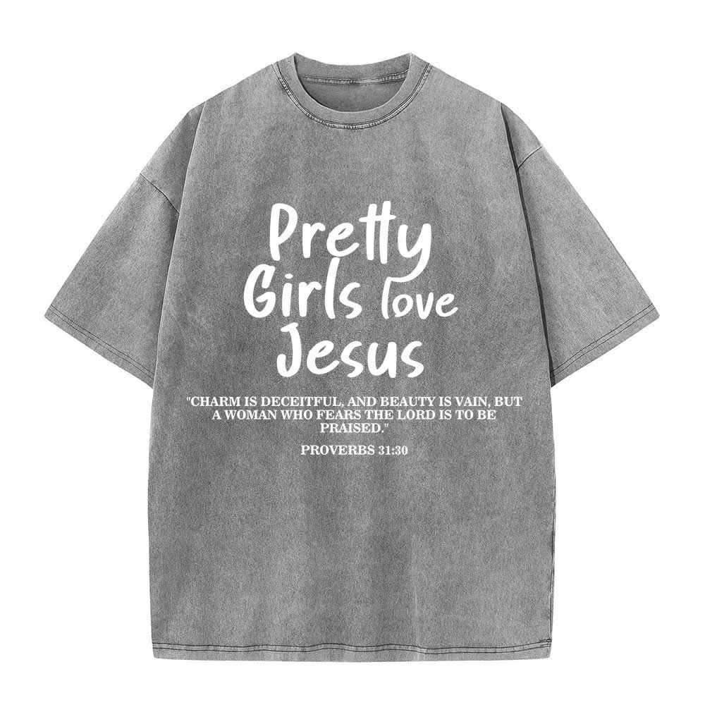 Christianartworkshop Hübsche Mädchen lieben Jesus – Sprüche 31,30 – Zweifarbiger Schriftzug auf der Vorderseite – Gewaschenes T-Shirt - Grau - 5XL - image 3