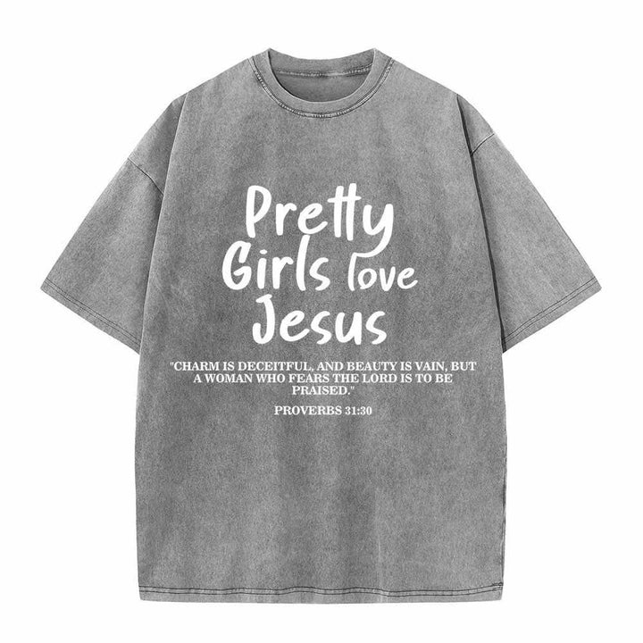 Christianartworkshop Hübsche Mädchen lieben Jesus – Sprüche 31,30 – Zweifarbiger Schriftzug auf der Vorderseite – Gewaschenes T-Shirt - Grau - 5XL - image 3
