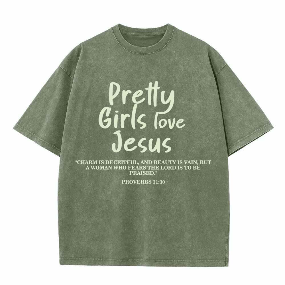 Christianartworkshop Hübsche Mädchen lieben Jesus – Sprüche 31,30 – Zweifarbiger Schriftzug auf der Vorderseite – Gewaschenes T-Shirt - Armeegrün - 5XL - image 0