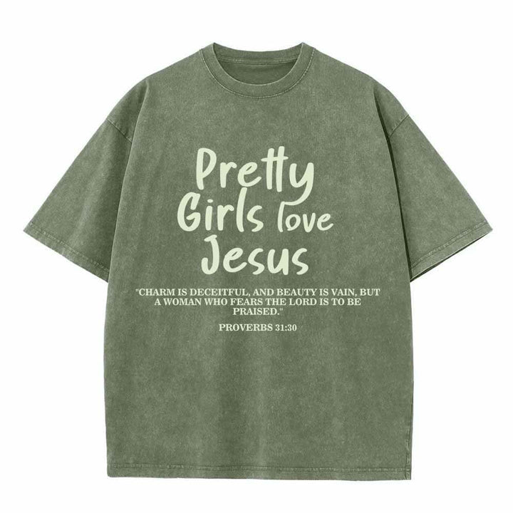 Christianartworkshop Hübsche Mädchen lieben Jesus – Sprüche 31,30 – Zweifarbiger Schriftzug auf der Vorderseite – Gewaschenes T-Shirt - Armeegrün - 5XL - image 0