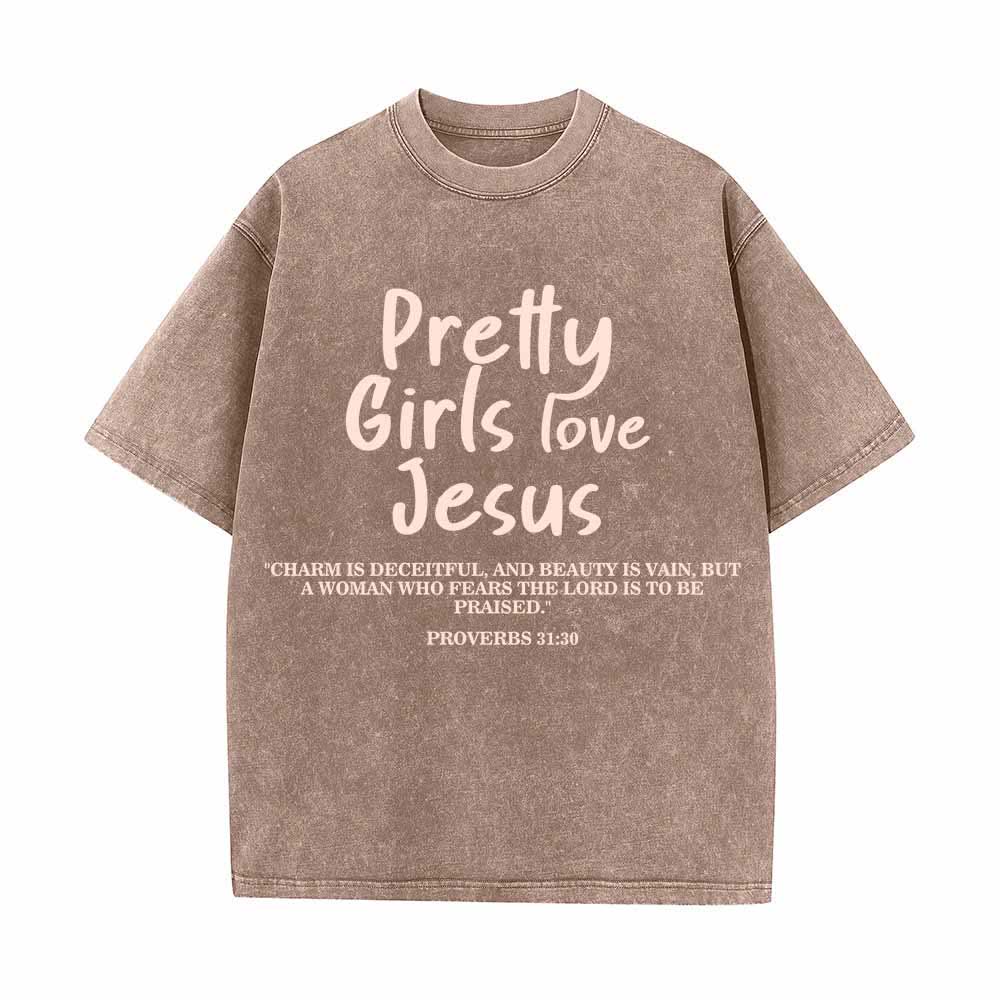 Christianartworkshop Hübsche Mädchen lieben Jesus – Sprüche 31,30 – Zweifarbiger Schriftzug auf der Vorderseite – Gewaschenes T-Shirt - Braun - 5XL - image 2