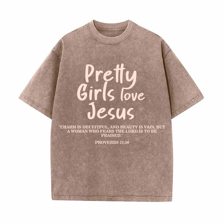 Christianartworkshop Hübsche Mädchen lieben Jesus – Sprüche 31,30 – Zweifarbiger Schriftzug auf der Vorderseite – Gewaschenes T-Shirt - Braun - 5XL - image 2
