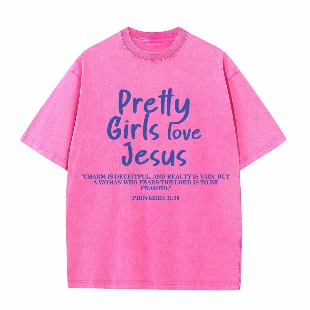 Christianartworkshop Hübsche Mädchen lieben Jesus – Sprüche 31,30 – Zweifarbiger Schriftzug auf der Vorderseite – Gewaschenes T-Shirt - Rosa - 5XL - image 8
