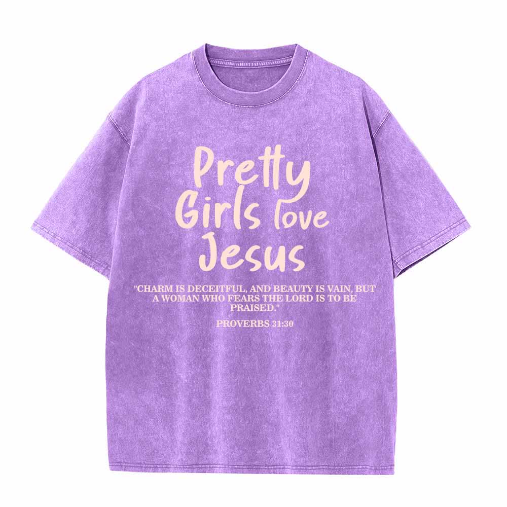 Christianartworkshop Hübsche Mädchen lieben Jesus – Sprüche 31,30 – Zweifarbiger Schriftzug auf der Vorderseite – Gewaschenes T-Shirt - Lila - 5XL - image 7