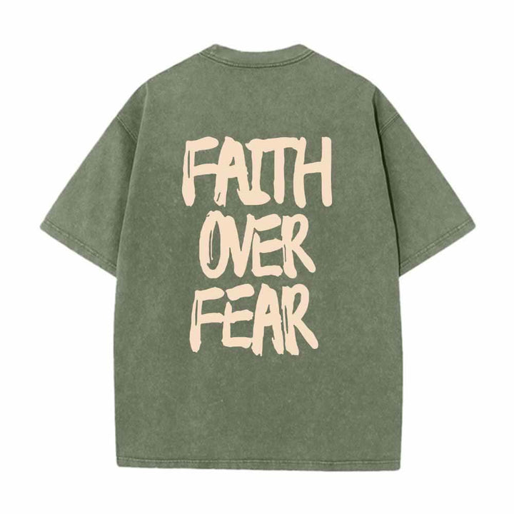 Christianartworkshop Glaube statt Angst – T-Shirt mit Pinselstrich-Schriftart, Mini-Print auf der Vorderseite, großer Text auf der Rückseite, beidseitig bedruckt, vorgewaschen - image 10