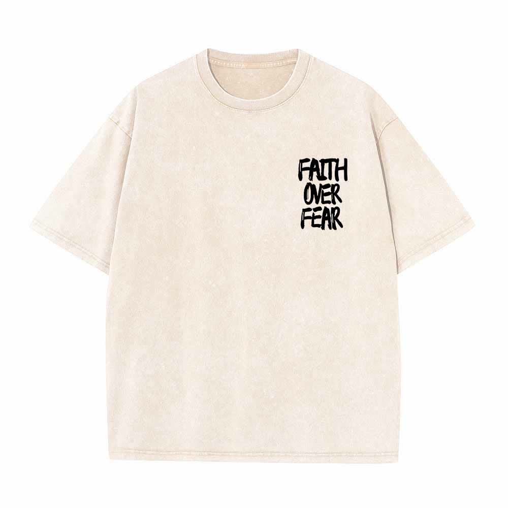 Christianartworkshop Glaube statt Angst – T-Shirt mit Pinselstrich-Schriftart, Mini-Print auf der Vorderseite, großer Text auf der Rückseite, beidseitig bedruckt, vorgewaschen - image 2
