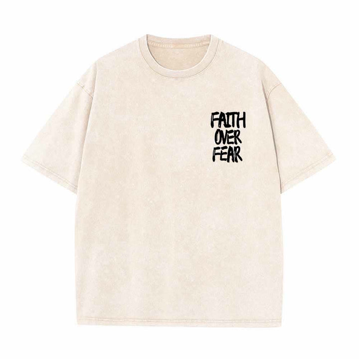Christianartworkshop Glaube statt Angst – T-Shirt mit Pinselstrich-Schriftart, Mini-Print auf der Vorderseite, großer Text auf der Rückseite, beidseitig bedruckt, vorgewaschen - image 2