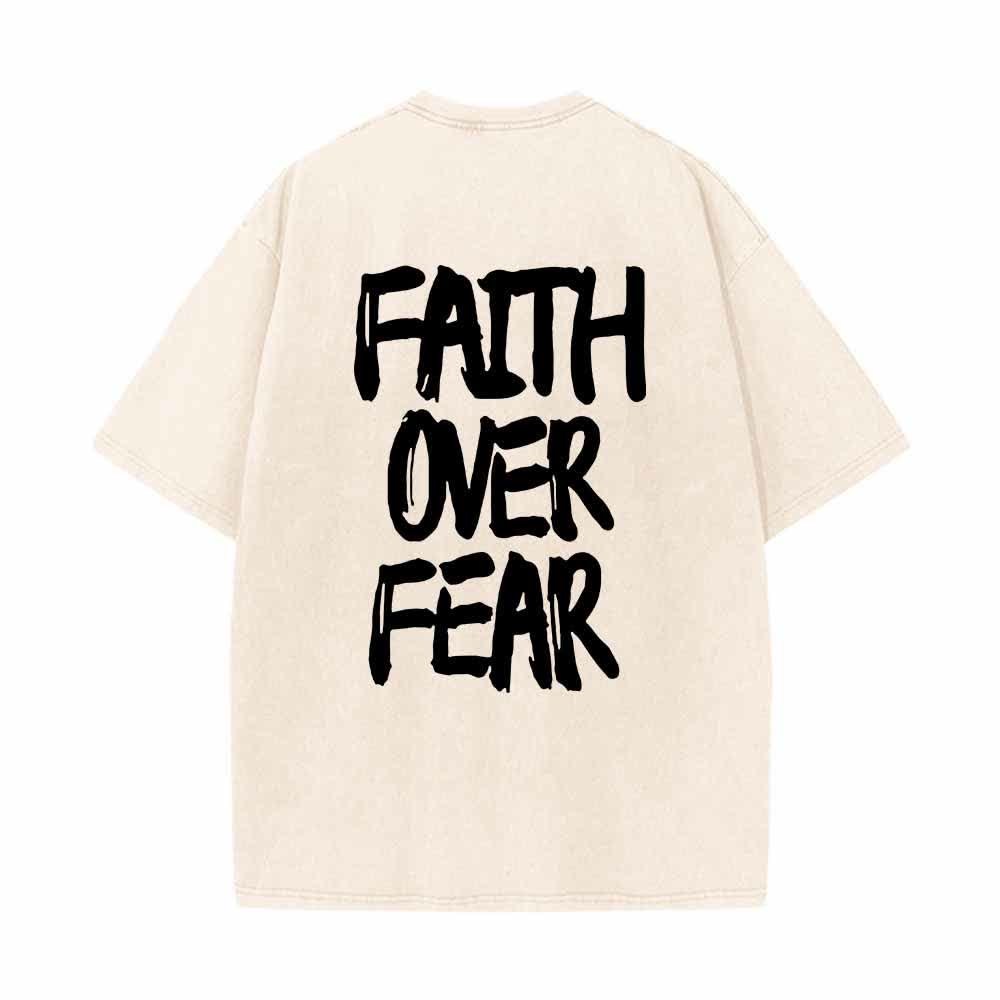 Christianartworkshop Glaube statt Angst – T-Shirt mit Pinselstrich-Schriftart, Mini-Print auf der Vorderseite, großer Text auf der Rückseite, beidseitig bedruckt, vorgewaschen - image 1