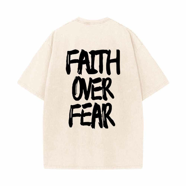 Christianartworkshop Glaube statt Angst – T-Shirt mit Pinselstrich-Schriftart, Mini-Print auf der Vorderseite, großer Text auf der Rückseite, beidseitig bedruckt, vorgewaschen - image 1