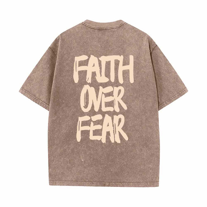 Christianartworkshop Glaube statt Angst – T-Shirt mit Pinselstrich-Schriftart, Mini-Print auf der Vorderseite, großer Text auf der Rückseite, beidseitig bedruckt, vorgewaschen - image 16