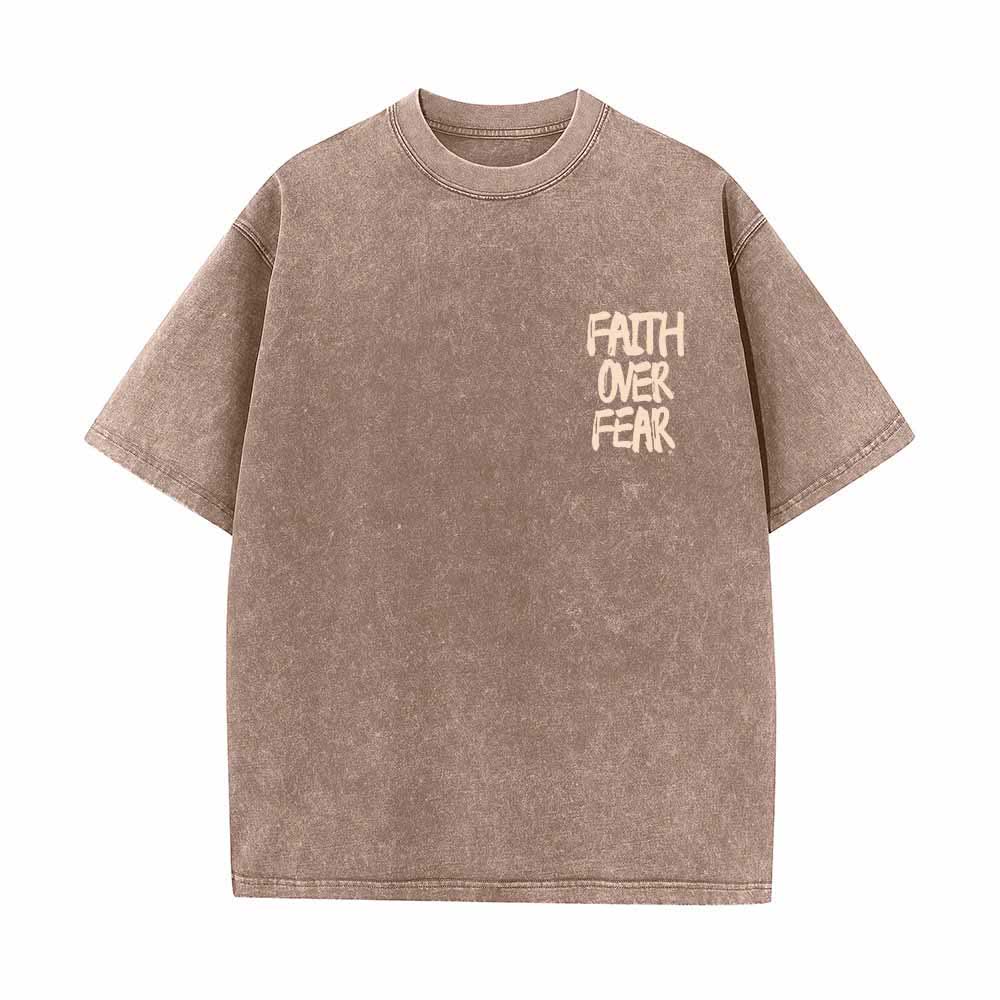 Christianartworkshop Glaube statt Angst – T-Shirt mit Pinselstrich-Schriftart, Mini-Print auf der Vorderseite, großer Text auf der Rückseite, beidseitig bedruckt, vorgewaschen - image 17