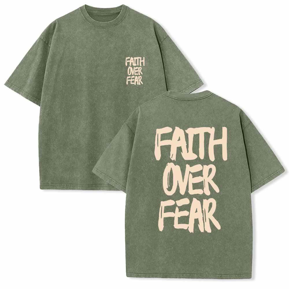 Christianartworkshop Glaube statt Angst – T-Shirt mit Pinselstrich-Schriftart, Mini-Print auf der Vorderseite, großer Text auf der Rückseite, beidseitig bedruckt, vorgewaschen - Armeegrün - 5XL - image 9