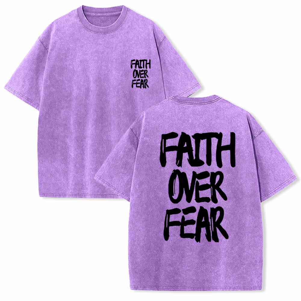 Christianartworkshop Glaube statt Angst – T-Shirt mit Pinselstrich-Schriftart, Mini-Print auf der Vorderseite, großer Text auf der Rückseite, beidseitig bedruckt, vorgewaschen - Lila - 5XL - image 3
