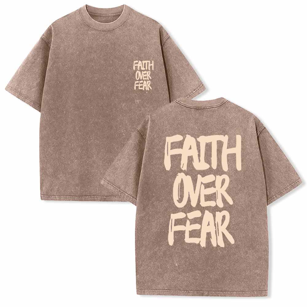 Christianartworkshop Glaube statt Angst – T-Shirt mit Pinselstrich-Schriftart, Mini-Print auf der Vorderseite, großer Text auf der Rückseite, beidseitig bedruckt, vorgewaschen - Braun - 5XL - image 15