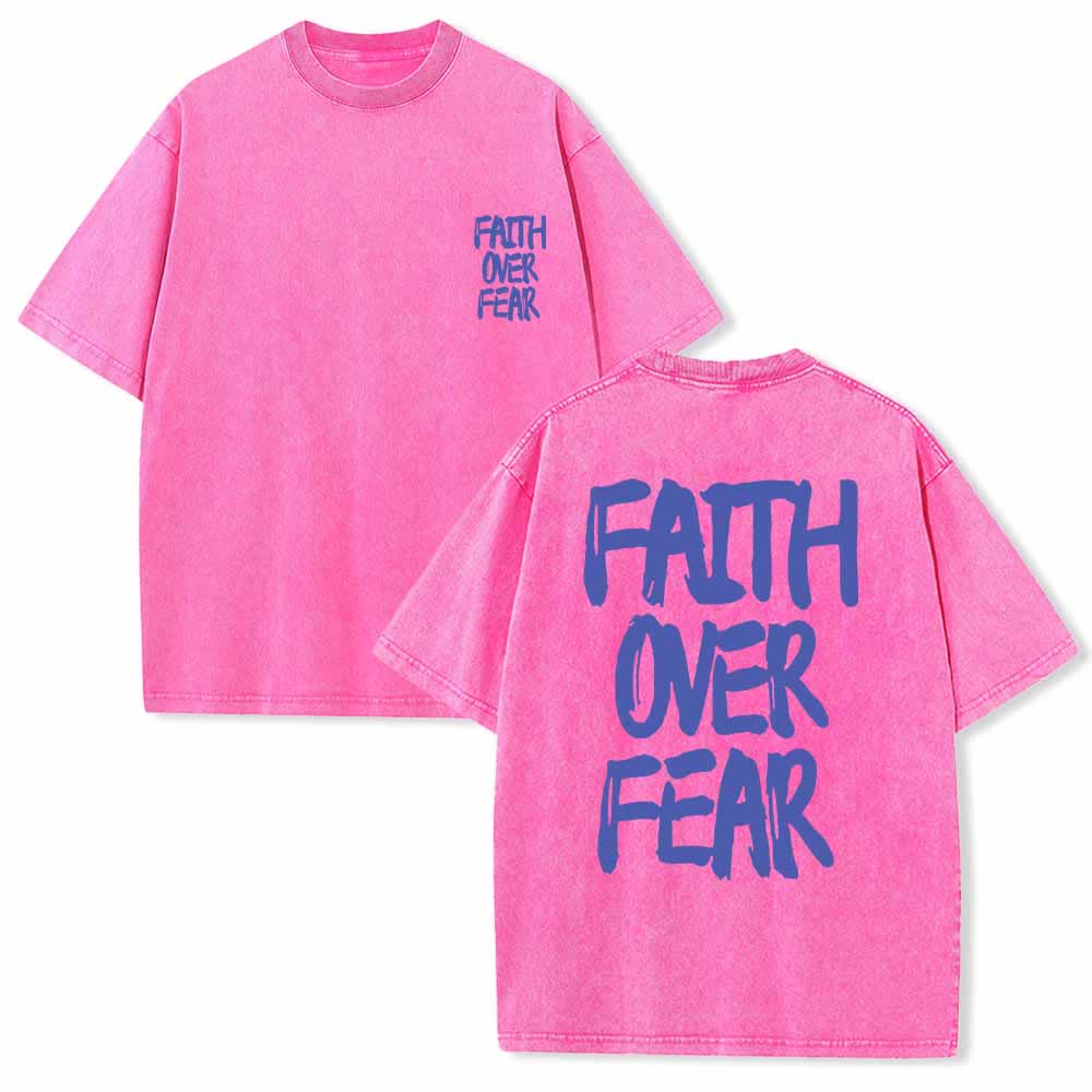Christianartworkshop Glaube statt Angst – T-Shirt mit Pinselstrich-Schriftart, Mini-Print auf der Vorderseite, großer Text auf der Rückseite, beidseitig bedruckt, vorgewaschen - Rosa - 5XL - image 6